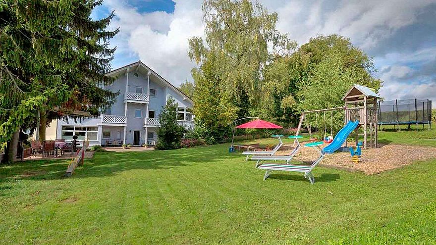 Gäste unserer Ferienwohnungen mit Kindern lieben den Spielplatz im Garten.