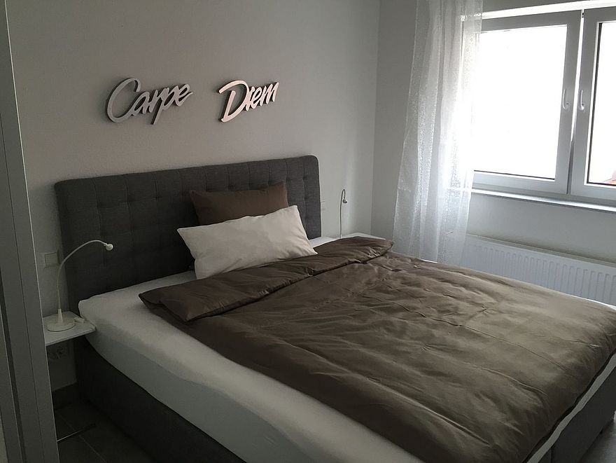 Schlafzimmer mit Boxspringbett