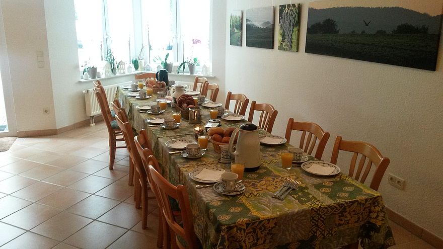Fertig fürs Frühstück: Die gedeckte Tafel in unserem Gruppenraum.